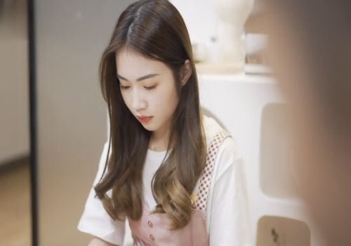 Em gái xinh đẹp mới lớn bị cha dượng hãm hiếp