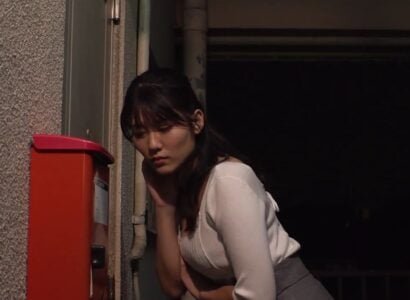 Hàng xóm đúng là phè phè vô duyên, đánh đồn chúng quớn quần với tiếng phim người lớn kia